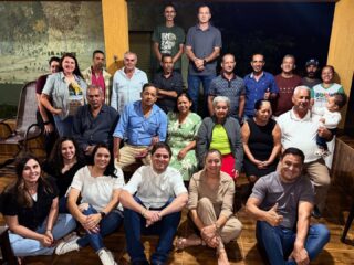 Nesta segunda-feira, 09/03, estive no município de São João D’Aliança📍para uma reunião especial com lideranças locais. O encontro foi organizado pela amiga e vereadora Luciana do Pjunior @luciana_do_pjunior e contou com a participação do deputado Lucas Calil @lucascalilgo.

Tive a oportunidade de compartilhar minha trajetória política e apresentar o que já trouxemos em parceria com a vereadora e os nossos projetos para o desenvolvimento da região nos próximos anos. Meu agradecimento a todos pela recepção e participação! Seguimos juntos! 👍🏽
.
.
#WildeCambão #Reunião #Lideranças #SãoJoãoDaliança