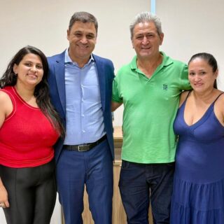 Dia de receber amigos aqui na Alego! 

Recebi a visita do vereador Eurípedes Barbosa @euripedes.barbosa.5059, de Jussara, que veio acompanhado de sua esposa Joana D’arc e da sobrinha Ana Júlia Camargo @anajuliasilva. 

O vereador, entre outras pautas, veio trazer o agradecimento pela nossa participação no leilão social do município. É sempre uma satisfação unir forças por causas tão nobres. 

Obrigado pela visita, meu amigo! Seguimos juntos! 
.
.
#WildeCambão #DeputadoEstadual #Alego #Visita