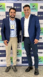 Dia de debate na Alego 🏛️ 

Participei, nesta quinta-feira, 12/03, na Alego, do *1º Congresso Brasileiro de Direito Econômico, Financeiro e Tributário*, juntamente com o amigo e vereador de Nova Glória, Felipe Araújo @felipearaujong.

O evento debate a Reforma Tributária e seus novos contornos, reunindo autoridades, juristas e especialistas para analisar os impactos jurídicos e econômicos das mudanças. 

Entre os temas centrais, destacam-se a segurança jurídica e a governança fiscal. O encontro contou com as presenças ilustres do vice-presidente da República, Geraldo Alckmin, e do ministro do STJ, Luiz Alberto Gurgel de Faria.

Parabenizo, na oportunidade, o procurador da Alego, Iure Castro @oiurecastro, pela organização do evento. 
.
.
#WildeCambão #DeputadoEstadual #Alego