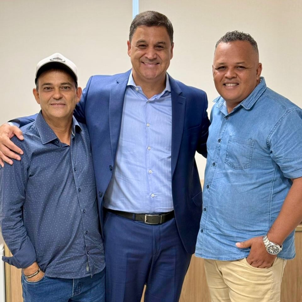 O nosso incentivo ao projeto *Edificando com as Mãos* @projetoedificandocomasmaos, foi pauta da visita de cortesia realizada nesta quarta-feira, 11/03, pelo secretário da associação, Welington Luiz de Lara @w_meritoro, e o vice-presidente Cleber Rabelo de Moura. Eles estiveram na Alego para agradecer o apoio e reforçar a parceria.

Seguimos apoiando projetos que edifiquem a sociedade e que beneficiem quem realmente precisa! 
.
.
#WildeCambão #DeputadoEstadual #Alego #Apoio