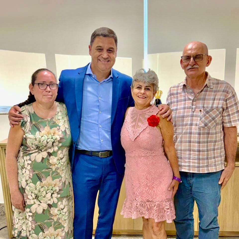 Agenda nesta quarta-feira, 11/03, na Alego, com a presidente da Uni Vida, Maria Joaquina @mariajoaquinadejesusoficial; o Padre Pedro Sirtoli (vice-presidente da instituição beneficente) @ppsirtoli e Amelísia José Luiz (secretária da Associação Folclórica de Foliões da Fé) @amelizialuiz. 

Em pauta, a solicitação de emendas parlamentares a serem destinadas aos projetos sociais da instituição Univida de Jussara @univida_jussara.
.
.
#WildeCambão #DeputadoEstadual #Alego #EmendasParlamentares