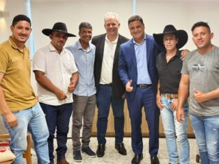 A cultura goiana pulsa forte no nosso gabinete! 🎤🤠🎵

Tive a alegria de receber os cantores Miguel Brito e Fabrício Ferreira dos Santos, do município de Água Fria de Goiás; juntamente com os vereadores João Paulo @vereador_joaopaulodaglobal e Nilson @nilsinho_multieventos (Niquelândia), e o subsecretário da Serint, Antônio Pereira Carneiro @serintgoias. 

Conversamos sobre projetos para fomentar a tradição e o talento da nossa gente. Juntos, vamos levar a cultura goiana cada vez mais longe! 🚀👍🏽
.
.
#WildeCambão #DeputadoEstadual #Alego #CulturaTradicional #Apoio