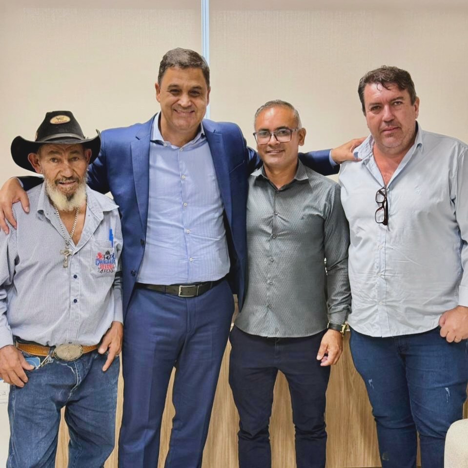 Recebendo os amigos de Silvânia📍

Estive reunido nesta quarta-feira, com Joaquim Lobo da Silva, o vereador Júlio César Nogueira @juliocesarnogueiraa e Fábio Borges @aparecida_e_fabio, para tratar da destinação de recursos para o município, com foco principal no apoio às Cavalhadas e no fortalecimento do calendário cultural da cidade. 
.
.
#WildeCambão #DeputadoEstadual #Alego #EmendasParlamentares #CulturaTradicional