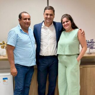 Finalizando a agenda desta terça-feira, em reunião com a secretária de Assistência Social de Britânia, Nadya Assunção @nadyaassuncao.adv, e o vereador Osvaldo Júnior @junior_do_osvaldoo.

Pautamos investimentos para a habitação e educação do município, com foco na solicitação de novos recursos para essas áreas fundamentais. 
.
.
#WildeCambão #DeputadoEstadual #Alego #Britânia