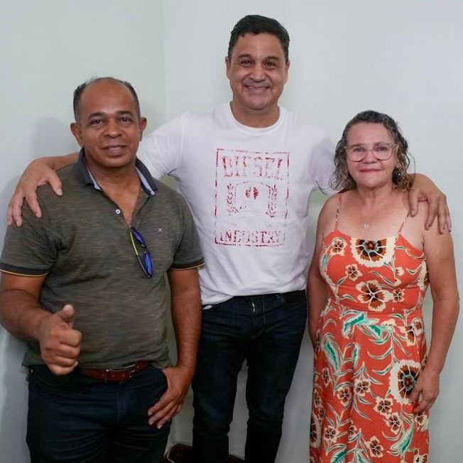 Recebi a grata visita, nesta tarde, do meu amigo e vereador Passos @passosdomiingos, acompanhado da professora Maria Dalila. Tivemos uma conversa muito produtiva reafirmando o nosso compromisso com a população de Luziânia. 
.
.
#WildeCambão #DeputadoEstadual #AtendimentoAoPúblico #Luziânia