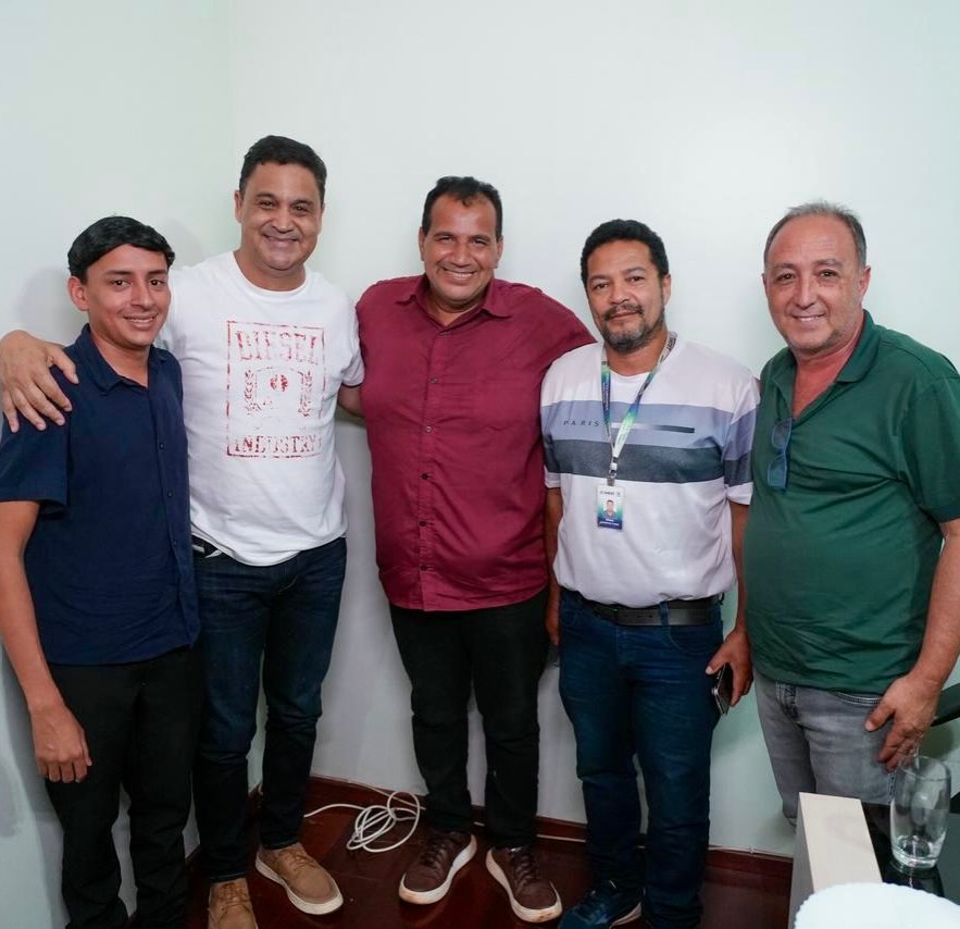 Reunião produtiva, no gabinete de Luziânia, com os conselheiros tutelares: Paulo Leone Araújo @pauloleone; Rubens Dias da Rocha (presidente do Conselho Tutelar do Jardim do Ingá); Rubens Rubão @rubens_rubao._ ; Klaus Vioney Batista @klausvianey e o amigo Geraldo Caixeta @geraldosilveiracaixeta.

Eles formalizaram o pedido de um novo veículo para o *Conselho Tutelar do Jardim Ingá*. A aquisição do automóvel permitirá que os conselheiros respondam com maior prontidão às denúncias e situações de vulnerabilidade, otimizando o serviço prestado à comunidade.
. 
.
#WildeCambão #DeputadoEstadual #AtendimentoAoPúblico #Luziânia