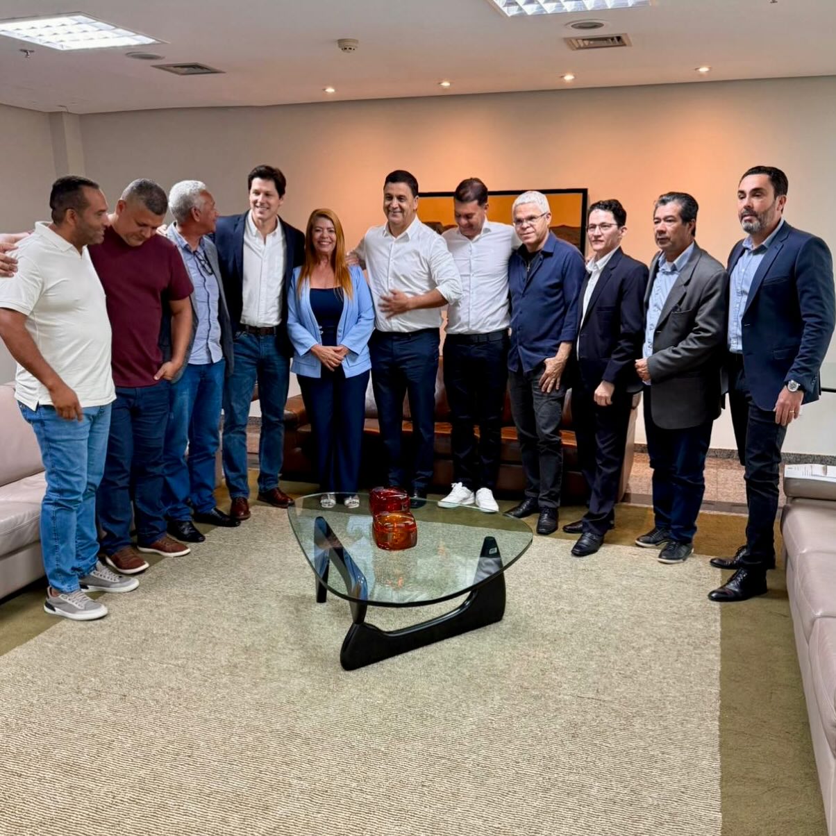 Acompanhei, nesta terça-feira, 17/03, a comitiva de Cidade Ocidental, que esteve em audiência com o vice-governador Daniel Vilela @danielvilela15 e o chefe de gabinete, Alex Godinho @alexgodinhomartins.

Uma agenda importante de interlocução com o Governo Estadual, juntamente com os vereadores: Zé Divino, Clauber Morlé, Paulinho, Ivone Souto, Frank Denis, José Anaelson, e os suplentes José de Sousa e Robson Campos. Um grupo político com o qual caminho, colaborando com o amigo e prefeito Lulinha Viana @lulinhaviana, para que Cidade Ocidental cresça a cada dia mais. 

Agradeço a acolhida e a recepção do nosso vice-governador e do chefe de gabinete. Seguimos juntos trabalhando pela região do Entorno! 

@vereadorzedivino 
@clauber_morle 
@vereadoraivonesouto 
@vereadorfrankdenis 
@paulinhovereador 
@anaelson_ocidental 
@robsoncamposoficial 
@josedesousago 
.
.
#WildeCambão #DeputadoEstadual #VereadoresDoEntorno #GovernoDeGoiás