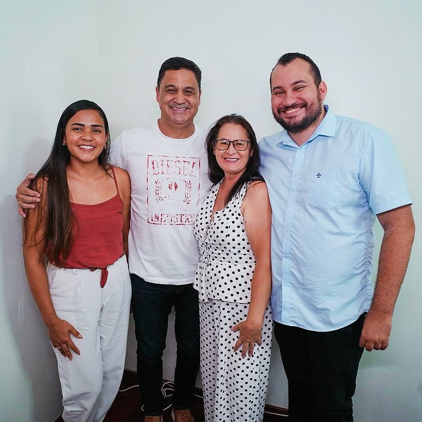 Reunião produtiva com a amiga e vereadora Márcia Meireles @marciameirelesgo, que veio acompanhada de Phylipe Zillmar @phylipezillmar e Brunna Vaz Silva Ferreira @brunnavazf. 

Em pauta, discutimos demandas prioritárias voltadas aos bairros e ao fortalecimento da saúde em nossa cidade. Seguimos unindo forças pelo bem da população. Obrigado pela parceria, Márcia! 👍🏽
.
.
#WildeCambão #DeputadoEstadual #AtendimentoAoPúblico #Luziânia