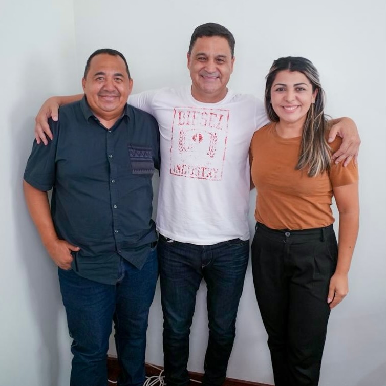 Agenda no nosso gabinete regional, em Luziânia, com lideranças comerciais de Novo Gama. Obrigado pela visita meu amigo Pedro Colaço @pedrocolaco.brandao e Renata Sousa. 

Focados no desenvolvimento econômico do município, nos reunimos para alinhar propostas políticas que beneficiem diretamente a categoria e a cidade. Seguimos juntos! 👍🏽
.
.
#WildeCambão #DeputadoEstadual #AtendimentoAoPúblico #Luziânia