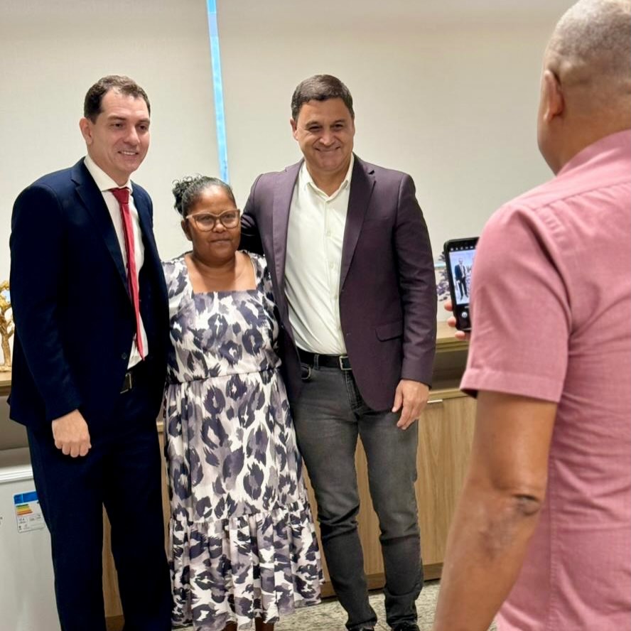 Que alegria receber a Dona Ana Conceição, hoje, aqui na Alego! Ela veio do distrito de Domiciano Ribeiro, em Ipameri, para uma visita especial, acompanhada pelo amigo Ricardo Oliveira @ricardodomiciano.go.

Dona Ana, muito obrigado pelo carinho e pela presença! 🌹
.
.
#WildeCambão #DeputadoEstadual #Alego #Visita