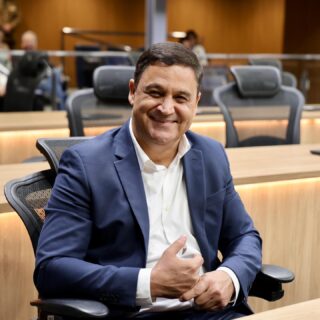 Presente na *Sessão Ordinária* desta terça-feira, 17/02, que reúne 92 processos parlamentares e da Governadoria na Ordem do Dia. Entre os projetos prontos para votação final, destaque para a nova regulamentação que facilita o socorro financeiro à cidades em situação de calamidade pública.
.
.
#WildeCambão #DeputadoEstadual #Alego #SessãoOrdinária