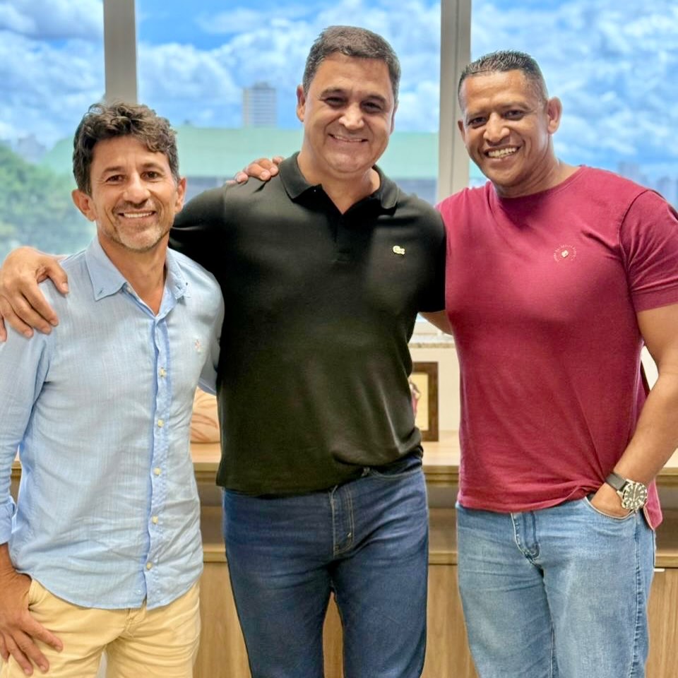 Agenda nesta quinta-feira, 19/03, na Alego, com os amigos Joaquim Canta (presidente da Câmara Municipal de Padre Bernardo) @joaquimcanta74 e o vereador Junio do Esporte @juniosimoesjr.

A pauta teve foco na captação de recursos para o esporte, com o objetivo de promover saúde e integração social para a comunidade bernardense.
.
.
#WildeCambão #DeputadoEstadual #Alego #EmendaParlamentar #PadreBernardo