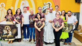 Celebrando com júbilo! 🙏🏽

Tive a felicidade de participar da *4ª Festa em Honra a São José*, com grandes amigos de Luziânia. Um momento de profunda devoção ao protetor da Sagrada Família. Parabéns aos festeiros de 2026: Claese, Camila, Everaldo e Fernanda.

Na foto com Claese Rocha, Camila, Serginho Meio Ambiente, Geraldo Caixeta, Everaldo Meireles, Camila, Padre Silvino Caixeta (reitor do Santuário de Santa Luzia), Leila Bento (coordenadora da comunidade), Otávio e Eliete.

@silvinocaixetada 
@geraldosilveiracaixeta 
@vereadoreveraldomeireles 
@draclaeserocha 
@cacaroriz 
@leilambento 
@santuariosantaluziago 
.
.
#WildeCambão #DeputadoEstadual #FestaCatólica #Luziânia