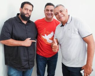 Recebi a grata visita do amigo e ex-prefeito de Cidade Ocidental, Alex Batista @alexbatistaoficial, que veio acompanhado de Marcos Póvoa @marcospovoaoficial e de Joana Darc @j_darc_lima. Um encontro importante para fortalecer parcerias e o apoio político ao nosso projeto no Entorno. 

Obrigado pela visita, meus amigos! 👍🏽
.
.
#WildeCambão #DeputadoEstadual #AtendimentoAoPúblico #Luziânia