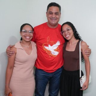 Faço questão de atender, pessoalmente, todos os que buscam o nosso apoio. Acredito no diálogo de portas abertas para entender as necessidades da população e trabalhar na viabilização das demandas da nossa comunidade.

Entre as visitas de hoje, recebemos: Jack Barreto @jackk_barreto e Jay Santos jay_santosxz (foto 1); Regina @xn.regina e Lilian @lilianvellez (foto 2) e Cláudio Júnior @claudio_junior_rober da CR Treinamentos @cr_treinamentos1 (foto 3). 
.
.
#WildeCambão #DeputadoEstadual #AtendimentoAoPúblico #Luziânia