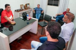 Finalizamos a agenda desta quarta-feira, em reunião com os amigos e lideranças de Luziânia: Boaz Albuquerque, Geraldinho Caixeta, Wesley Costa e Marcos Magalhães. 

Agradeço pela visita e pelo compromisso em buscarmos, juntos, o melhor para a nossa cidade. 

@wesleycosta.go
@boazdealbuquerque
@marcosmagalhaes2
@geraldosilveiracaixeta
.
.
#WildeCambão #DeputadoEstadual #AtendimentoAoPúblico #Luziânia