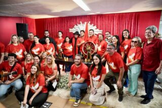 Chegada da Bandeira do Divino Espírito Santo na Prefeitura de Luziânia📍

Em um momento de fé, devoção e tradição, a Prefeitura de Luziânia recebeu a visita da *Bandeira do Divino* 🕊️, conduzida pelo Reitor do Santuário Santa Luzia, Padre Silvino @silvinocaixetada, e pelo Vigário, Padre Jonathan. 

O amigo e prefeito Diego Sorgatto @diegosorgattogo recepcionou a comitiva acompanhado pelo secretário de Segurança, Nilson Lins, e pelo Administrador do Jardim Ingá, Marcelo Caixeta. Também estavam presentes: Geraldo Caixeta, Murilo Roriz e os vereadores Marcelo Meireles, Everson Roriz, Carlos da Liga, Everaldo Meireles, Chico da Antártica e Domingos Passos.

@nilsonlinsgo 
@caixetamarcelooliveira 
@geraldosilveiracaixeta 
@rorizmurilo 
@vereadormarcelomeireles 
@vereadoreveraldomeireles 
@eversonrorizvereador 
@carlosdaligaver 
@chicodaantarcticaoficial 
@passosdomiingos 
.
.
#WildeCambão #BandeiradoDivino🕊️ #IgrejaCatólica #Luziânia