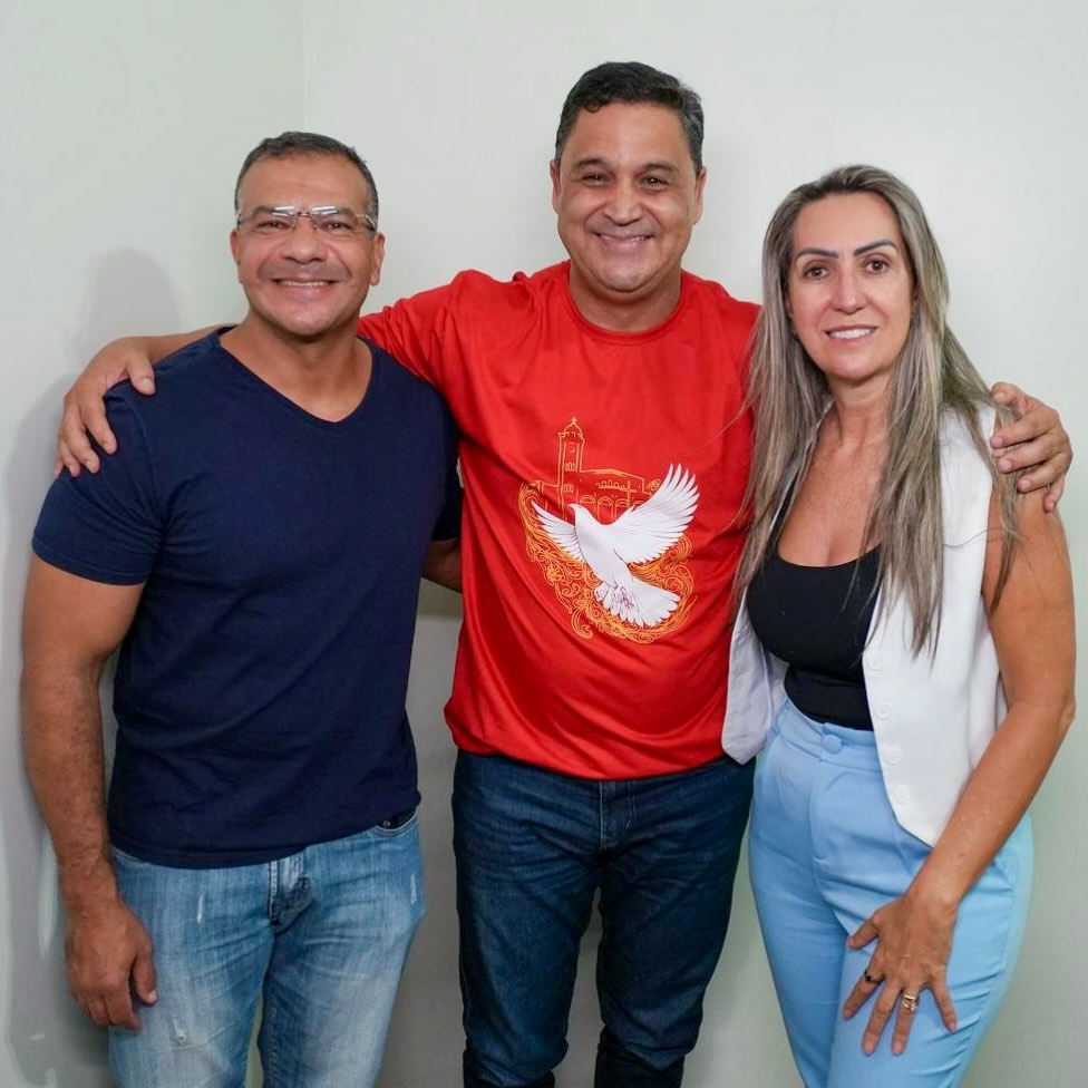 Seguindo a agenda de hoje, no gabinete de Luziânia, recebi a grata visita de cortesia da amiga e vereadora Edna Santos @professoraednasantos, que veio acompanhada do advogado Clênio Resende @clenioresende. Sempre um diálogo produtivo sobre a nossa região. Grato pela visita! 👍🏽
.
.
#WildeCambão #DeputadoEstadual #AtendimentoAoPúblico #Luziânia