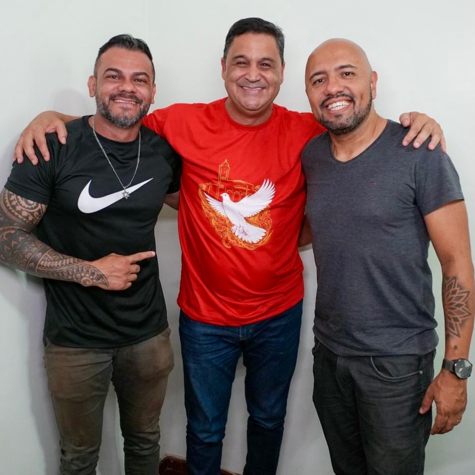 Visita produtiva no gabinete de Luziânia, dos amigos e professores: Paulo Márcio @professorpaulomarcio e Fabiano Rabelo @profefabianorabelo11. Na oportunidade, conversamos sobre pautas nas áreas de educação e projetos sociais para Novo Gama. 

Obrigado pela visita e pela parceria!👍🏽
.
.
#WildeCambão #DeputadoEstadual #AtendimentoAoPúblico #Educação