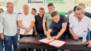Participei, neste sábado, da assinatura das ordens de serviço do *Programa de Aceleração da Infraestrutura de Luziânia*. São mais de R$ 30 milhões investidos em Infraestrutura (asfalto, drenagem e calçadas); Educação (creche e Escola Integral) e Esporte (complexo esportivo e praças). 

Seguimos trabalhando firmes ao lado do prefeito Diego Sorgatto; do vice-prefeito Télio Rodrigues; do deputado federal Célio Silveira; todo o secretariado da prefeitura e os vereadores da base. 🚀👍🏽
.
.
#WildeCambão #DeputadoEstadual #OrdemDeServiço #Luziânia