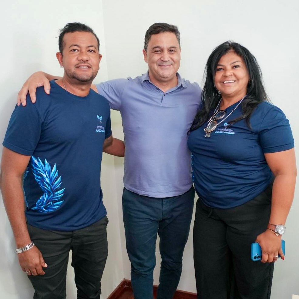 Agenda nesta quinta-feira, no gabinete de Luziânia, com os representantes do Instituto Ark Realiza @arkrealizainstituto: Arquilene Motta e Nunes Costa @nunes_bass. Na pauta, a apresentação de projetos sociais voltados para o *Quilombo Mesquita*, localizado na região do Entorno. 
.
.
#WildeCambão #DeputadoEstadual #AtendimentoAoPúblico #Luziânia