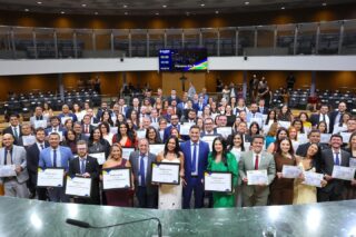 No exercício da presidência, nesta segunda-feira, abrimos a Sessão Solene em homenagem aos advogados da região do Entorno do Distrito Federal. A entrega do *Certificado do Mérito Legislativo* aconteceu no Plenário Iris Rezende.

Compuseram a mesa diretiva: a presidente da OAB Goiás – subseção de Luziânia, Thaís de Araújo Paiva; o secretário-geral adjunto da ordem, subseção de Luziânia, Clayton Rodrigues Gomes; o presidente da OAB Goiás – subseção de Cristalina, Andressa de Jesus Romero; a secretária-geral da ordem, subseção de Valparaíso de Goiás, Cristina Brito de Carvalho; a diretora da OAB Goiás – subseção de Cidade Ocidental, Cristiane Chaves; e o presidente do PP de Luziânia, Geraldo Caixeta.

👉🏽 As fotos da Sessão Solene estão disponíveis no link 🔗 https://portal.al.go.leg.br/galerias/21142/2026-04-27-sessao-solene-extraordinaria-de-entrega-do-certificado-do-merito-legislativo
.
.
#WildeCambão #DeputadoEstadual #Alego #SessãoSolene #OABGO