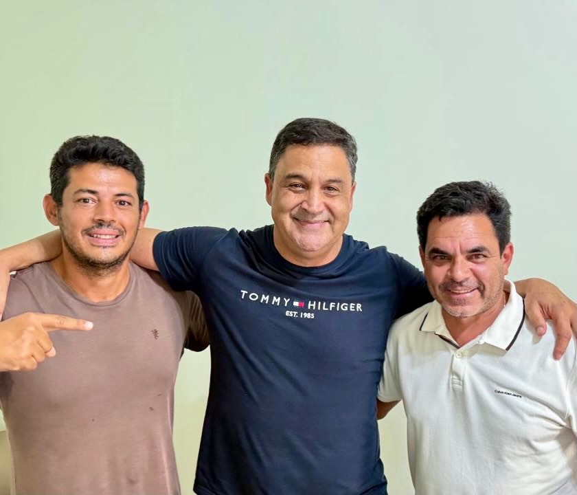 Reunião produtiva, nesta sexta-feira, com Gilberto Reparauto @gilbertoreparauto, presidente do PSD de Luziânia, e o suplente de vereador, Ricardo Teles @_.ricardoteles. Alinhamos algumas solicitações e projetos voltados para o desenvolvimento da zona rural do município.
.
.
#WildeCambão #DeputadoEstadual #AtendimentoAoPúblico #Luziânia