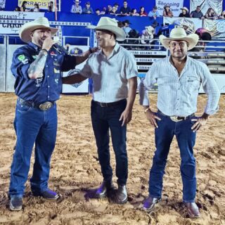 Neste sábado, prestigiei o rodeio *Uirapuru é Show 2026* 🤠🐎

A convite do amigo e vereador Márcio Campos @marcioo.campos, fui recebido pelo prefeito Elivan Carreiro @elivancarreiro, pelo vice-prefeito Almir Rezende e pelo presidente da Câmara, Geovani Cabral.

Estavam presentes, os vereadores: Wesley Barbosa, Ailton Alves, Emerson França, Raffael dos Santos, Ronilson Pedro, Ronaldo de Brito e Joaci da Rocha. Os amigos Weder Pisca (vereador de Rubiataba) e Plínio Paiva (ex-prefeito de Crixás), também marcaram presença.

Parabéns a todos os organizadores e à comunidade de Uirapuru por essa festa maravilhosa! 👏🏽👏🏽👏🏽👏🏽👏🏽🐎🐎🐎
.
.
#WildeCambão #DeputadoEstadual #Rodeio #Uirapuru