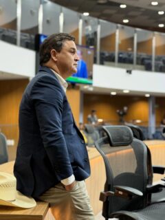 Presente na sessão ordinária realizada nesta terça-feira, 28/04, no Plenário Íris Rezende, onde foram lidas sete matérias, sendo três de autoria da Governadoria. 

Destaque para o processo nº 7289/26, que visa alterar a Lei nº 21.116, de 5 de outubro de 2021. A proposta regulamenta a cobrança de compensação financeira pelo uso de equipamentos de monitoração eletrônica por acusados, presos ou condenados no Estado de Goiás.
.
.
#WildeCambão #DeputadoEstadual #Alego #PlenárioIrisRezende