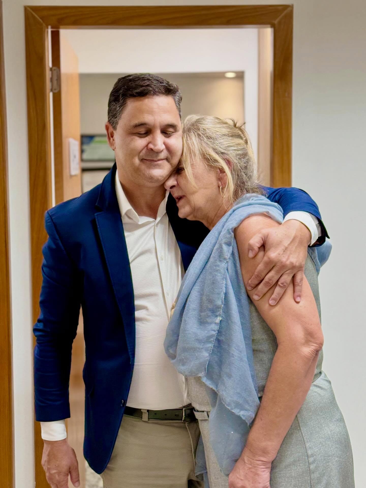 Recebi a grata visita da minha amiga e deputada, Dra. Zeli @deputadadrazeli. Uma conversa produtiva, acompanhada de um bom café, focada em pautas importantes para o nosso Entorno. Obrigado pela visita, minha querida! 
.
.
#WildeCambão #DeputadoEstadual #Alego #Visita