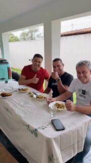 Sextou com direito a almoço raiz com os amigos de Goianésia.📍Na mesa, aquele franguinho caipira 🥘 legítimo da roça, na casa do amigo Rodrigo e acompanhado do Zé Luiz.

Bom almoço “procês” também! 

Um abraço do Cambão! 👍🏽
.
.
#WildeCambão #DeputadoEstadual #AmigosDoCambão #Goianésia