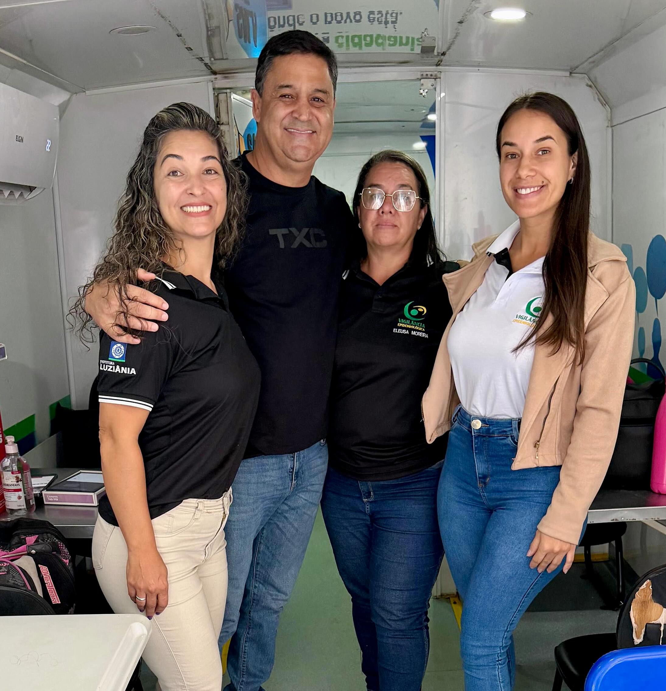 Durante as visitas às escolas, fiz questão de cumprimentar a equipe de *Vacinação Volante* @vacinacaovolanteluziania, da Secretaria de Saúde de Luziânia, que realiza um trabalho essencial levando imunização à nossa comunidade. 

Na foto, com este time nota 10, que percorre as nossas unidades escolares garantindo a vacina 💉 no braço de alunos e professores: Eleusa Maria, Priscila Bueno e Aleh Silva.

Parabéns ao prefeito Diego Sorgatto e ao secretário Glenio Magrini por essa iniciativa tão importante. Trabalho sério que cuida da nossa gente! 👍🏽
.
.
#WildeCambão #DeputadoEstadual 
#Luziânia