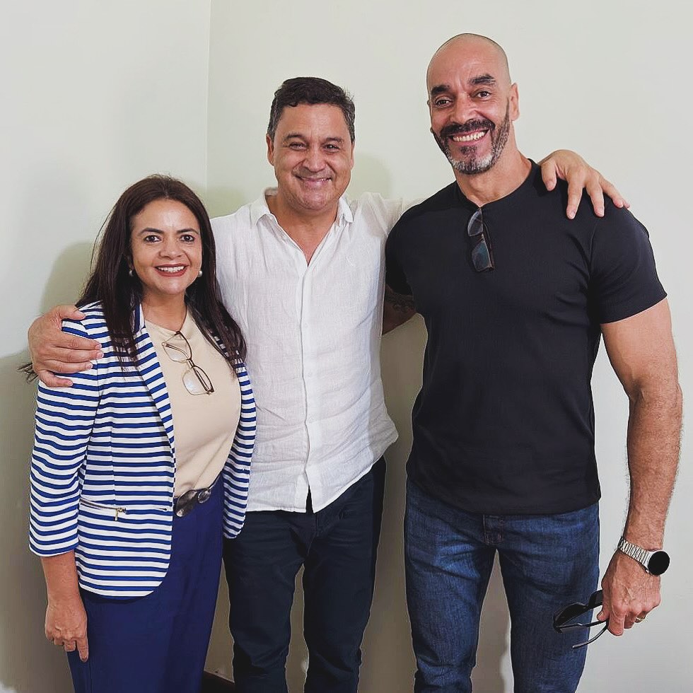 Recebi a grata visita da amiga Dra. Takane @takaneadvogada e seu esposo Adenilson @adenilson.gdf, grandes amigos de Novo Gama. Agradeço imensamente pela visita, pelo apoio e pela nossa amizade. Seguimos juntos! 👍🏽
.
.
#WildeCambão #DeputadoEstadual #AtendimentoAoPúblico #Gabinete #Luziânia