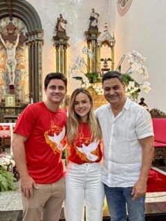 Neste domingo, tive a honra de participar da *Missa Solene*, no Santuário Santa Luzia, em Louvor ao Divino Espírito Santo 🕊️, Nossa Senhora do Rosário e São Benedito. 

A celebração, conduzida pelo Padre Isaac Celestino de Assis, faz parte das comemorações históricas dos 275 anos de missão, tradição e fé do Divino em nossa comunidade.

Momento especial de devoção compartilhado ao lado do prefeito Diego Sorgatto, da primeira-dama Helena Sorgatto, da vereadora Claese Rocha, e dos meus familiares, minha irmã Teresinha Roriz e meu cunhado Murilo Roriz.
.
.
#WildeCambão #DeputadoEstadual #FestaCatólica #Luziânia #Missa