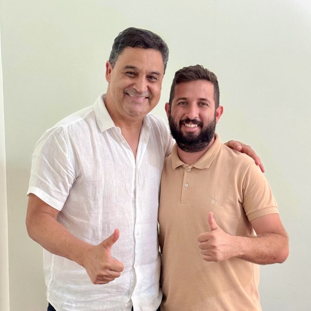 Recebi a grata visita do comunicador Miqueias Vinicius @miqueias_vinicius_22, do portal Bem Informado, de Valparaíso de Goiás. Alinhamos diálogos sobre o desenvolvimento da região do Entorno e compartilhamos as perspectivas do nosso projeto político para 2026. Obrigado pela visita, Miqueias! 👍🏽
.
.
#WildeCambão #DeputadoEstadual #AtendimentoAoPúblico #Gabinete #Luziânia