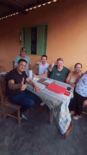 Nosso amigo Ricardo @ricardodomiciano.go, liderança em Domiciano Ribeiro, nos levou até a casa do seu Manoel Oliveira, onde fomos recebidos com muito carinho por ele e sua família. 

Como sempre, a mesa goiana estava maravilhosa e acolhedora, com aquele queijinho e linguicinha da roça, um bom café ☕️ e uma prosa excelente! Obrigado pela recepção de todos! ❤️
.
.
#WildeCambão #DeputadoEstadual #Visita #Ipameri
