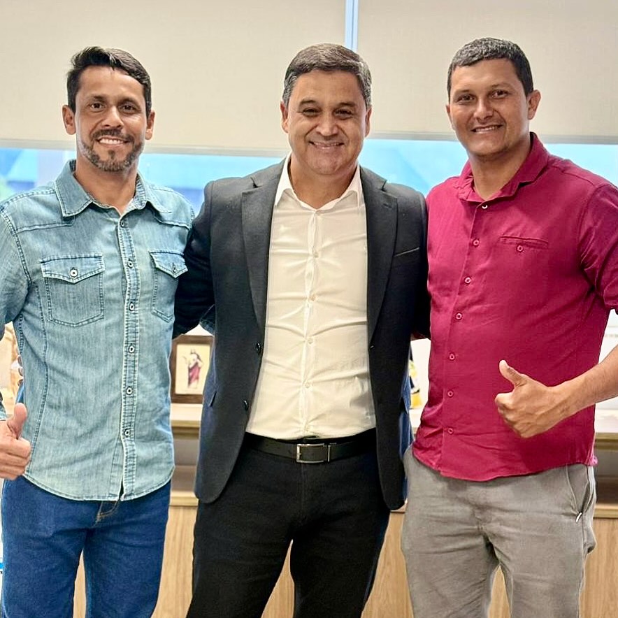 Nesta quarta-feira, recebi na Alego, o vereador Joviano Neto @jovianoneto@10 e o presidente da Associação de Vaquejada de Cabeceiras, Franklin Figueiredo @franklinfigueiredo_13. 

Durante a reunião, tratamos da prospecção de emendas voltadas ao fortalecimento da associação e à melhorias na iluminação pública do município. 

Na ocasião, fui convidado, para a *III Vaquejada Municipal*, que será realizada entre os dias 04 e 07 de junho, em Cabeceiras. Obrigado pelo convite, meus amigos! 🤠👍🏽
.
.
#WildeCambão #DeputadoEstadual #Alego #EmendasParlamentares