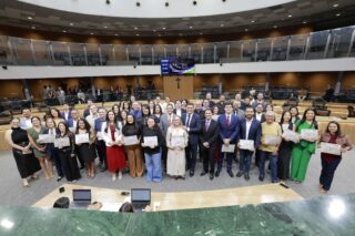 Nesta terça-feira, 19/05, a Assembleia Legislativa promoveu uma *Sessão Solene*, no Plenário Iris Rezende, em homenagem aos corretores de imóveis. Durante o evento, solicitado pelo deputado Wilde Cambão, foi entregue o *Certificado do Mérito Legislativo*, em reconhecimento aos relevantes serviços prestados pela categoria à sociedade goiana. 

Em discurso, o deputado destacou a importância da categoria para a economia do Estado e enalteceu a participação das mulheres, que já representam 40% do segmento. 

Compuseram a mesa da sessão: o presidente do Conselho Regional de Corretores de Imóveis da 5ª Região (Creci-GO), Eduardo Coelho Seixo de Britto; o vice-presidente do Creci-GO, Ricardo Alves Vieira; o diretor de urbanismo da entidade, Hugo Magalhães; os corretores Priscilla Leão e Sérgio Araújo; e a diretora de integração feminina do Conselho Federal de Corretores de Imóveis (Cofeci) e do Creci Mulher Goiás, Beatriz Alves Gomes.

👉🏽 Todas as fotos dos homenageados estão disponíveis no link 🔗 https://portal.al.go.leg.br/galerias/21256/2026-05-19-sessao-solene-extraordinaria-em-homenagem-a-corretores-de-imoveis#68
.
.
#WildeCambão #DeputadoEstadual #Alego #SessãoSolene PlenárioIrisRezende
