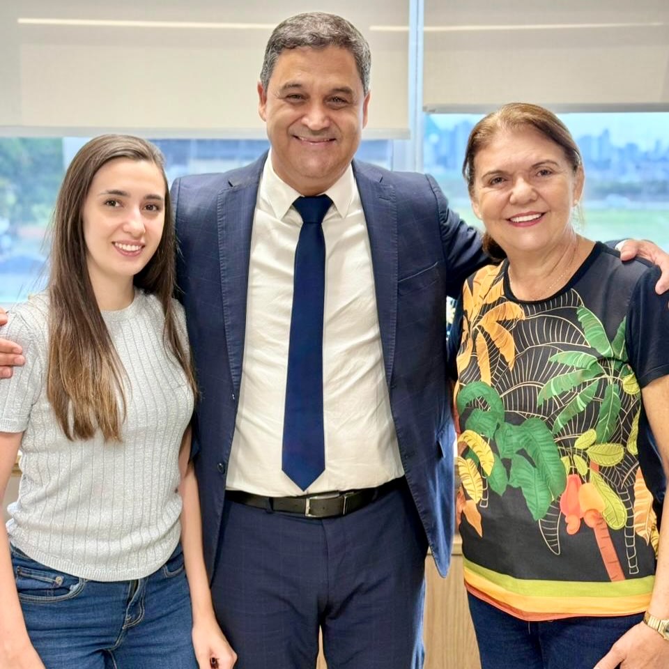 Recebi, na Alego, a visita de cortesia da professora Evany de Souza Rodrigues e da administradora Amanda Rodrigues. Elas vieram conhecer o nosso gabinete e conversar sobre novos projetos. Muito obrigado pela visita! 👍🏽
.
.
#WildeCambão #DeputadoEstadual #Alego #Visita