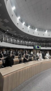 Nesta terça-feira, 19/05, a Assembleia Legislativa promoveu uma *Sessão Solene*, no Plenário Iris Rezende, em homenagem aos corretores de imóveis. Durante o evento, solicitado pelo deputado Wilde Cambão, foi entregue o *Certificado do Mérito Legislativo*, em reconhecimento aos relevantes serviços prestados pela categoria à sociedade goiana. 

Em discurso, o deputado destacou a importância da categoria para a economia do Estado e enalteceu a participação das mulheres, que já representam 40% do segmento. 

Compuseram a mesa da sessão: o presidente do Conselho Regional de Corretores de Imóveis da 5ª Região (Creci-GO), Eduardo Coelho Seixo de Britto; o vice-presidente do Creci-GO, Ricardo Alves Vieira; o diretor de urbanismo da entidade, Hugo Magalhães; os corretores Priscilla Leão e Sérgio Araújo; e a diretora de integração feminina do Conselho Federal de Corretores de Imóveis (Cofeci) e do Creci Mulher Goiás, Beatriz Alves Gomes.
.
.
#WildeCambão #DeputadoEstadual #Alego #SessãoSolene
