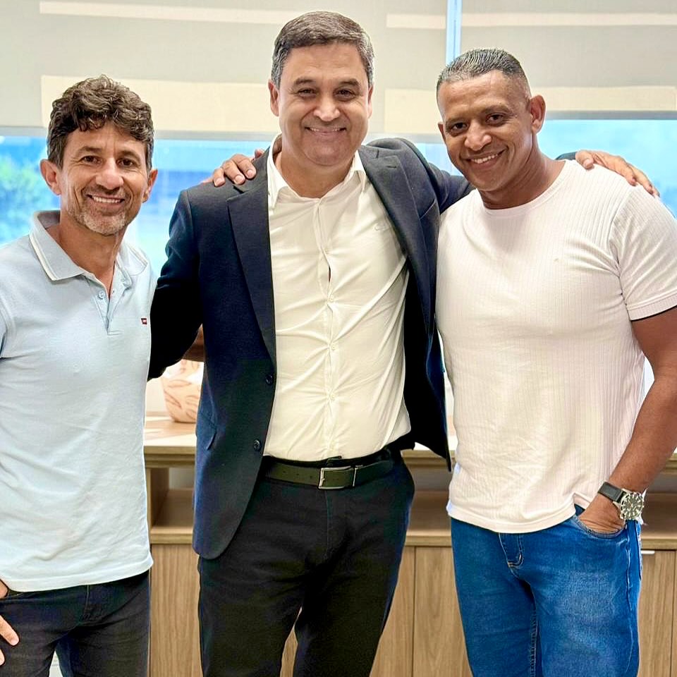 Recebi na Alego, o presidente da Câmara Municipal de Padre Bernardo, Joaquim Canta @joaquimcanta74 e o vereador Junio Simões @juniosimoesjr. Na pauta, melhorias para a saúde do município. 

Seguimos trabalhando com os vereadores do Entono pela qualidade de vida da população da região! 👍🏽

.
#WildeCambão #DeputadoEstadual #Alego #VereadoresDoEntorno