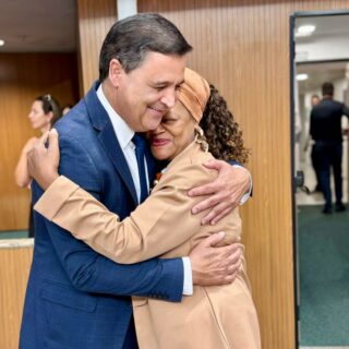 Presente na sessão ordinária desta terça-feira, no Plenário da Alego. Destaque, para aprovação, em segunda votação, do processo nº 6623/24, que inclui a *Festa de Nossa Senhora do Carmo*, realizada no município de Nova Veneza, no Calendário Cívico, Cultural e Turístico do Estado. Nas fotos 📸, com a amiga Val Ribeiro e o amigo e deputado Amauri, durante a sessão.
.
.
#WildeCambão #DeputadoEstadual #Alego #PlenárioIrisRezende