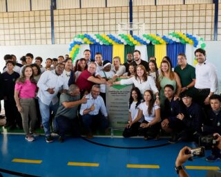 👉🏽 Educação em pauta 📚✅

Dando prosseguimento à nossa agenda, em Cidade Ocidental, nesta terça-feira, participei da entrega do *Colégio Estadual José Abílio* (Padrão Século XXI), que oferece ambientes completos com blocos administrativos, cozinha, refeitório, salas de aula climatizadas, salas de Informática e de Ciências, além de quadras poliesportivas cobertas e auditórios.

Estavam presentes, a ex-secretária de Estado da Educação, Fátima Gavioli @fatimagavioli1; a coordenadora do CRE, Carla Moreno @carlamorenor_; a deputada estadual Zeli Fritsche @deputadadrazeli, e membros da comunidade escolar.
.
.
#WildeCambão #DeputadoEstadual #GovernoDeGoiás #Seduc #CidadeOcidental