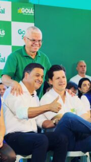 Mais do que assistência, o *Goiás Social* é uma verdadeira ponte para a autonomia das famílias no Entorno. A iniciativa quebra ciclos históricos de exclusão ao oferecer uma rede de apoio estruturada, que garante dignidade e segurança financeira. Com foco prioritário em mulheres chefes de família e vítimas de violência, o programa transforma vidas através de iniciativas de transferência de renda, como o Mães de Goiás, o Goiás Por Elas e o Aluguel Social. 

Participei desta importante entrega ao lado do governador Daniel Vilela @danielvilela15, dos deputados federais Adriano do Baldy e Flávia Morais; da deputada estadual Dra. Zeli; dos prefeitos Lulinha Viana; Luis Otávio Massa (Cristalina) e Marcus Vinicius (Valparaíso de Goiás), além de secretários municipais e vereadores do Entorno. 
.
.
#WildeCambão #DeputadoEstadual #GovernoDeGoiás #GoiásSocial #CidadeOcidental