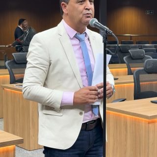 Durante a sessão ordinária desta quarta-feira, 27/05, destaquei a importância histórica da Cidade de Goiás, nossa primeira capital goiana. Na ocasião, registramos a presença do prefeito Anderson Gouvêa, que fez uso da tribuna para solicitar o apoio dos parlamentares a um projeto de lei que visa garantir a reparação histórica e econômica ao município.
.
.
#WildeCambão #DeputadoEstadual #Alego #CidadeDeGoiás
