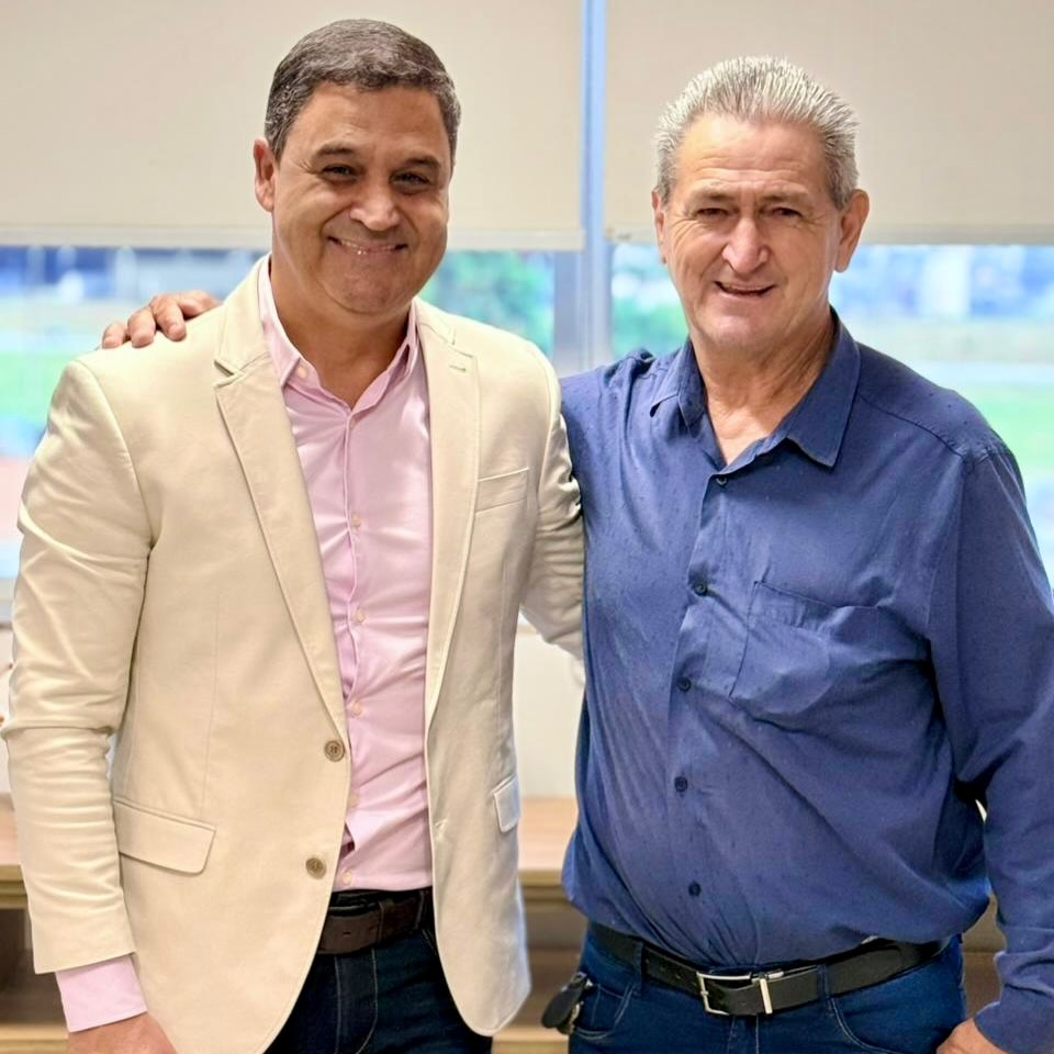Em agenda com o amigo e vereador Eurípedes Barbosa, alinhamos importantes demandas para o município de Jussara, com foco na prospecção de recursos, com o objetivo de fortalecer a área da saúde. Seguimos unindo forças pelo desenvolvimento de Jussara! 👍🏽
.
.
#WildeCambão #DeputadoEstadual #Alego #EmendaParlamentar