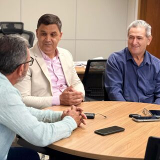 É sempre muito bom receber os amigos e vereadores Cloves Fernandes e Eurípedes Barbosa aqui na Assembleia Legislativa. A visita contou, também, com a presença do jovem Gabriel Henrique, filho do Cloves. 

Na oportunidade, conversamos sobre demandas da região e sobre a visita que farei, no próximo final de semana, ao município de Jussara. 
.
.
#WildeCambão #DeputadoEstadual #Alego #Vereadores #Jussara