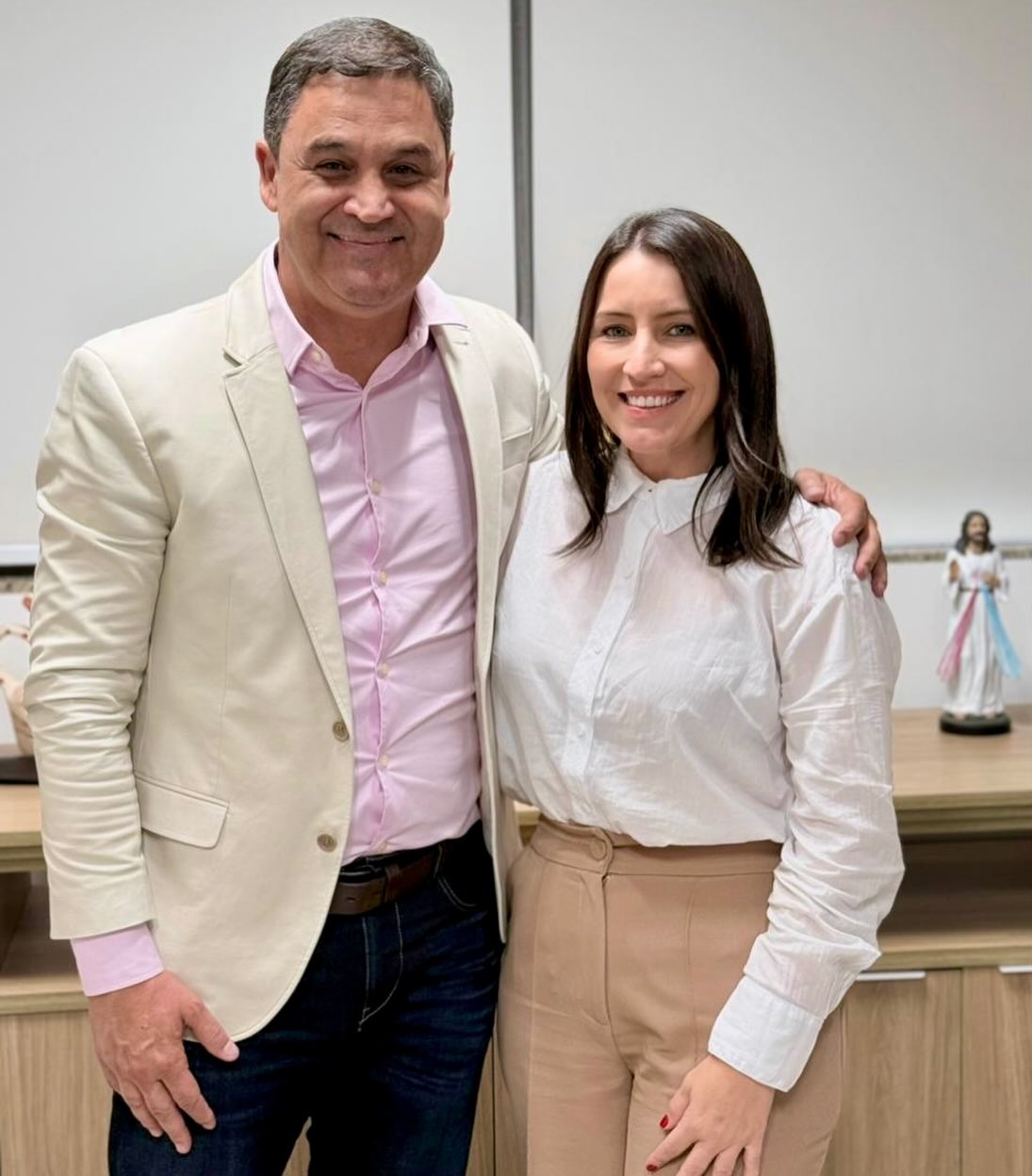 Agenda na Alego, com a nossa assessora em Piracanjuba, Ellen de Lima. Em pauta, o evento *Deputados Aqui*, agendado para o dia 27 de junho, no município. Na ocasião, também promoveremos ações e atendimentos relativos aos nossos projetos sociais em parceria. 

Vale ressaltar, que o *Deputados Aqui* é um dos programas mais importantes da Assembleia Legislativa de Goiás, levando o Poder Legislativo para os municípios do Estado. Promovendo cidadania e inclusão, o programa proporciona um mutirão de serviços gratuitos para a população. 
.
.
#WildeCambão #DeputadoEstadual #Alego #DeputadosAqui