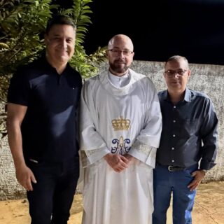 A convite do amigo e vereador Walter Nunes (Waltinho do Bolsão) @walternunes74, tive a alegria de participar, neste sábado, junto à comunidade católica de Nova Glória, da *Santa Missa na Capela Divino Pai Eterno do Bolsão*. A celebração em homenagem à Santíssima Trindade foi conduzida pelo Padre Salvador.

Muito obrigado pelo convite, Waltinho! Seguimos juntos, fortalecendo nossa fé,  nossas tradições e devoção. 🙏🏽✨

Nas fotos 📸 com o vereador e o Padre Salvador, sua filha Larissa e Glória Berranteira. 
.
.
#WildeCambão #DeputadoEstadual #FestaCatólica #Tradição #NovaGlória