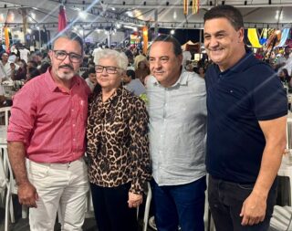 Nesta sexta-feira, prestigiei com muita alegria a 34ª Festa do Divino Espírito Santo 🕊️e o leilão em prol da Igreja Nossa Senhora das Graças, em Jussara.

Estive ao lado da amiga e prefeita Branca, do deputado federal Adriano do Baldy, e dos amigos e vereadores Chiquinho da Nova Jussara, Cloves Fernandes (Có do Militão), Glênio Rebouças, Eurípedes Barbosa e Márcia Martins, nesta bela festa, que exalta as nossas tradições católicas! 🙏
.
.
#WildeCambão #DeputadoEstadual #FestaDoDivino #Jussara
